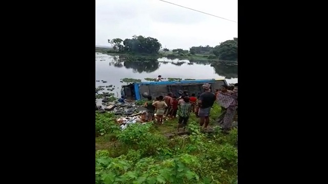 দক্ষিণ সুনামগঞ্জে যাত্রীবাহী বাস পানিতে ডুবে ১ যাত্রীর মৃত্যু ও ১৫ জন আহত