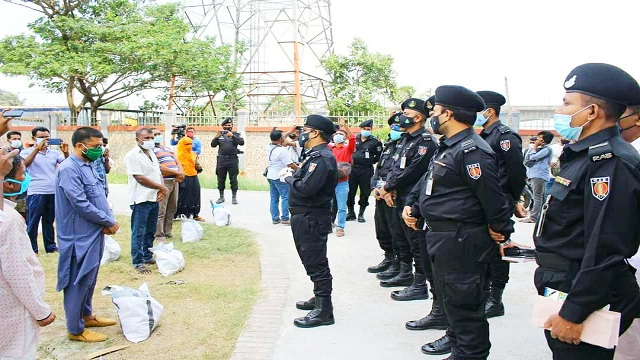 সুন্দরবনে আত্মসমর্পণকারী জলদস্যুদের মাঝে র‍্যাব এর ঈদ উপহার