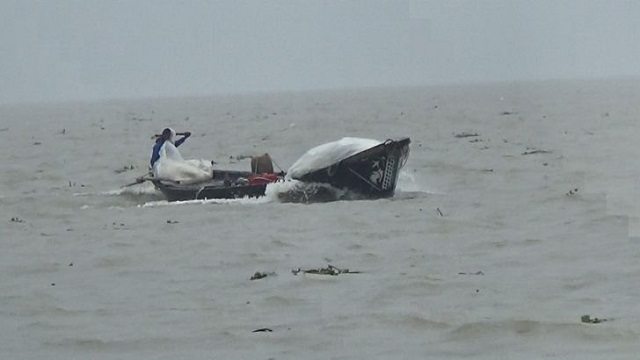 ট্রলারডুবির ঘটনায় তিন জেলের মরদেহ উদ্ধার 