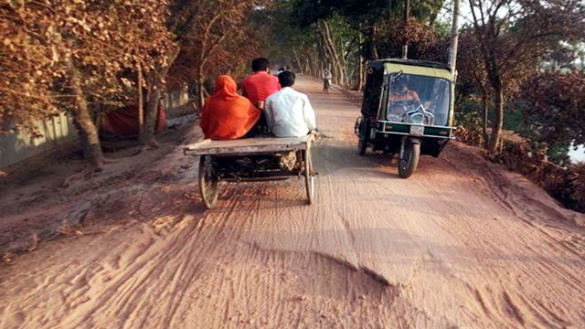 চলাচলের অযোগ্য কুষ্টিয়ার লাহিনী-সান্দিয়ারা সড়ক