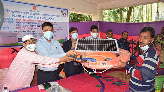 ভোলায় জেলেদের মাঝে সুরক্ষা সামগ্রী বিতরন