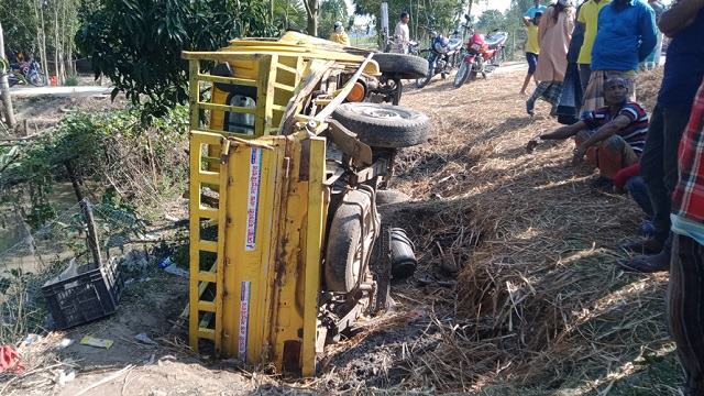 পার্বতীপুরে পিকআপে ট্রেনের ধাক্কায় নিহত ১ আহত ২