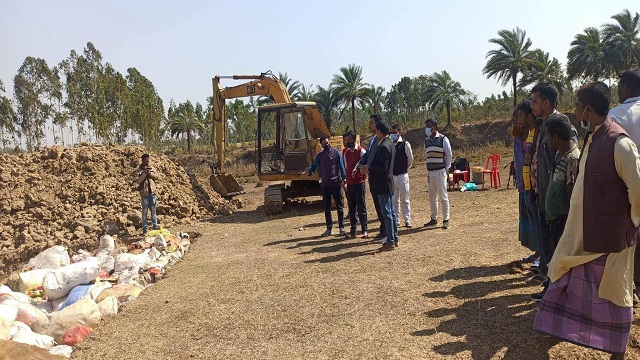 হাকিমপুরে ৬ হাজার ৫৫ টি মামলার বিপরীতে থাকা মেয়াদ উত্তীর্ণ পণ্য ধ্বংস