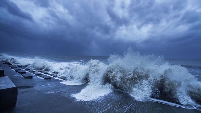 ঘূর্ণিঝড় অশনিতে উত্তাল সাগর