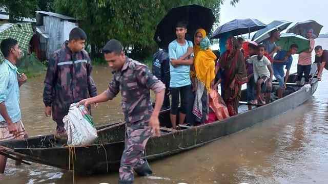 বন্যাদুর্গত এলাকার মানুষের পাশে দাঁড়িয়েছে বিজিবি