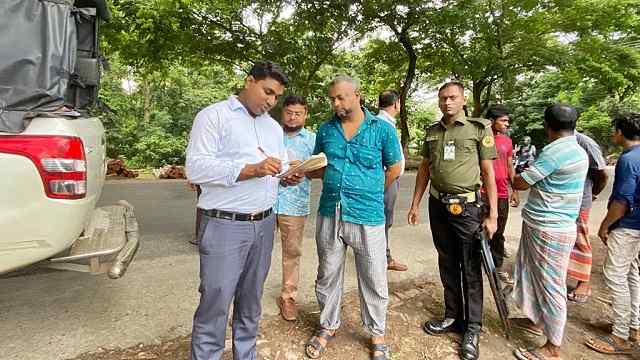 ফকিরহাটে দু’টি করাতকলে ভ্রাম্যমাণ আদালতের জরিমানা