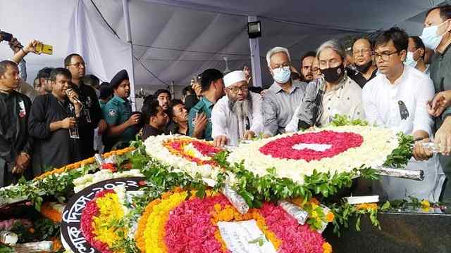 বঙ্গবন্ধুর প্রতিকৃতিতে সর্বস্তরের মানুষের শ্রদ্ধা