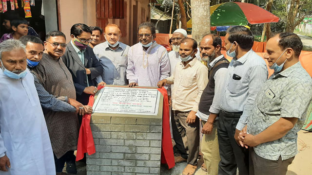 চাটমোহর পৌর সদরে ৪টি রাস্তা নির্মাণকাজের উদ্বোধন