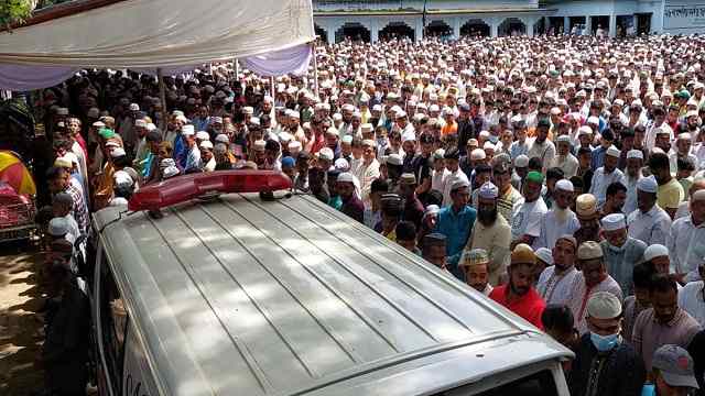 চির নিদ্রায় শায়িত মিরসরাইয়ে ট্রেন দুর্ঘটনায় নিহত তরুণরা