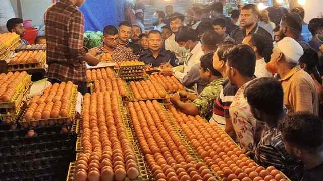 কুমিল্লায় বেশি দামে ডিম বিক্রি করায় জরিমানা