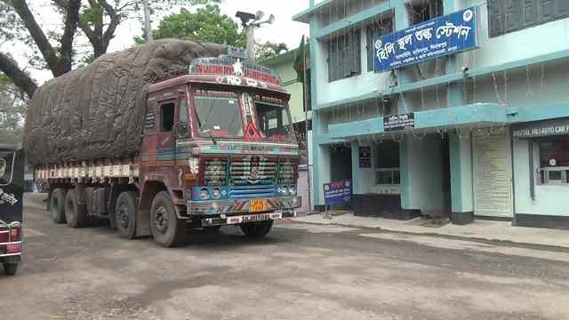 হিলি স্থলবন্দর দিয়ে আমদানি-রপ্তানি শুরু