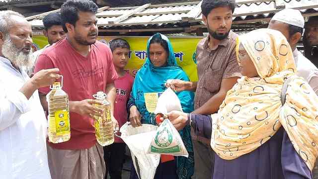 পঞ্চম দিনের মতো প্রান্তিক পর্যায়ে চলছে টিসিবি'র পণ্য বিক্রি