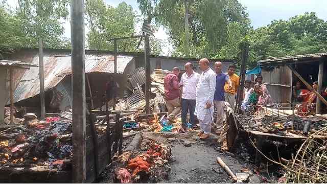 পার্বতীপুরে সর্টসার্কিটের আগুনে জেলে পরিবার সর্বশান্ত