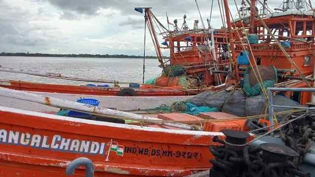 বাংলাদেশের জলসীমা থেকে ৩১ ভারতীয় জেলে আটক