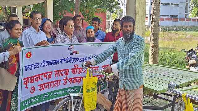 উৎপাদিত কৃষিপণ্য সরাসরি ভোক্তাদের কাছে পৌঁছাতে ভ্যান বিতরণ