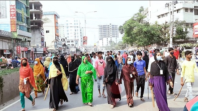 বেতন বৃদ্ধির দাবিতে মিরপুরে পোশাকশ্রমিকদের সড়ক অবরোধ