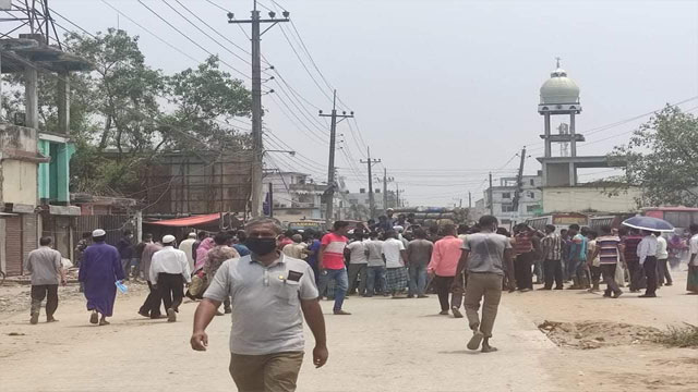 গণপরিবহন চালুর দাবিতে গাইবান্ধায় সড়ক অবরোধ করে বিক্ষোভ !