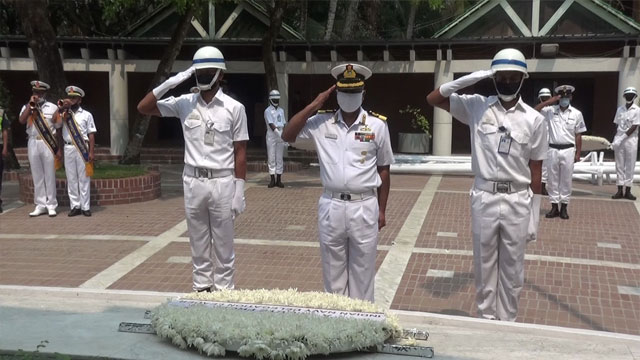 বঙ্গবন্ধুর সমাধিতে ভারতীয় নৌবাহিনী প্রতিনিধি দলের শ্রদ্ধা