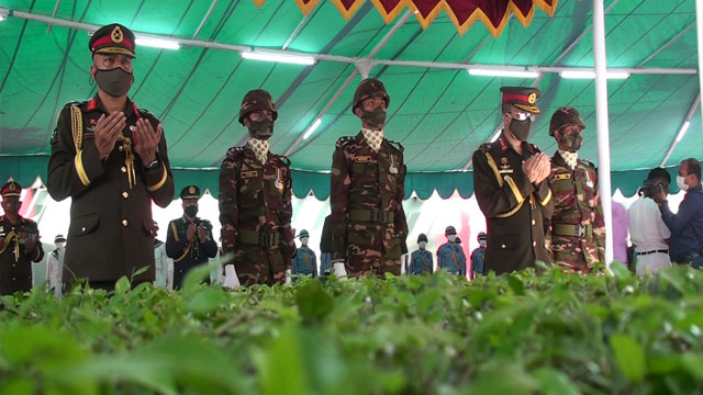 টুঙ্গিপাড়ায় বঙ্গবন্ধুর সমাধিতে রাষ্ট্রপ‌তি ও প্রধানমন্ত্রীর পক্ষে শ্রদ্ধা