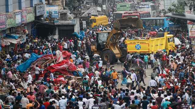 গুলিস্তান হকার্স মার্কেটের একাংশ ভেঙে ফেলা হচ্ছে