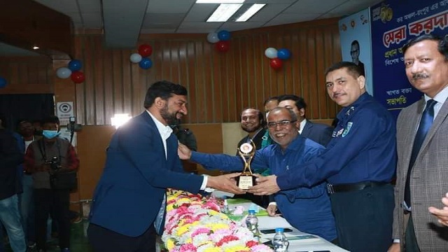 দিনাজপুর জেলার সর্বোচ্চ করদাতা সম্মাননা ক্রেস্ট পেলেন হাকিমপুর উপজেলার চেয়ারম্যান