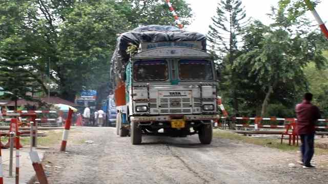 হিলি স্থলবন্দর দিয়ে গম আমদানি শুরু