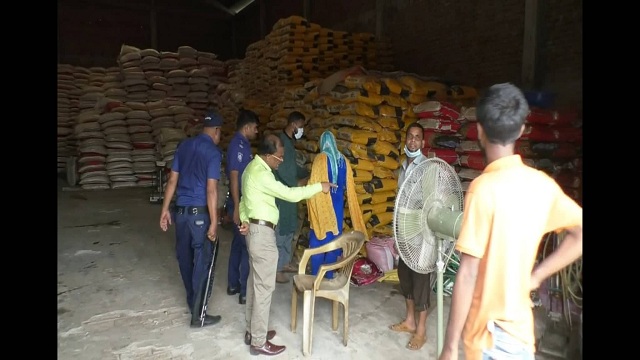 হিলিতে আমদানিকৃত চাল মজুদ ও কীটনাশক স্প্রে করায় ব্যবসায়ীকে জরিমানা