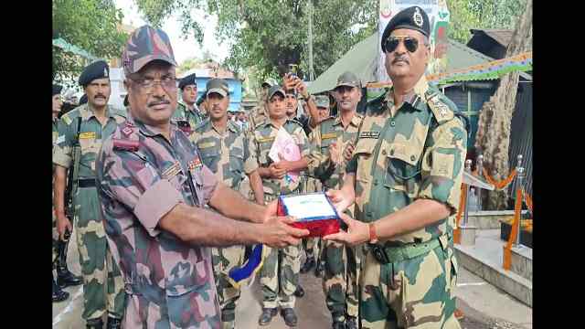 ভারতের স্বাধীনতা দিবস উপলক্ষে হিলি সীমান্তে বিজিবি ও বিএসএফের মিষ্টি বিনিময়