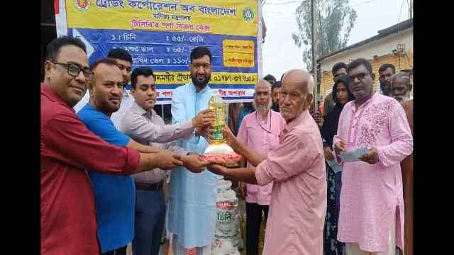 হিলিতে টিসিবি’র স্বল্প মূল্যের পণ্য বিক্রি শুরু