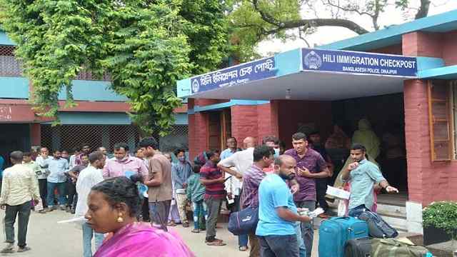 দুর্গাপূজা উপলক্ষে হিলি চেকপোস্ট দিয়ে যাত্রী পারাপার বৃদ্ধি পেয়েছে