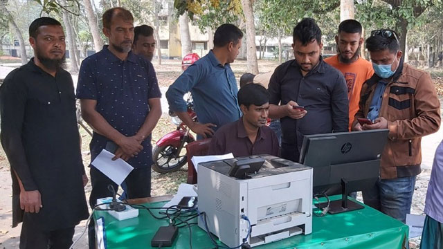 হরিণাকুন্ডুতে টিকায় আগ্রহ বাড়াতে স্বাস্থ্য কর্মকর্তার নানা উদ্যোগ