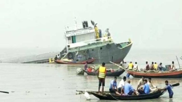 পশ্চিমবঙ্গের হুগলি নদীতে বাংলাদেশি জাহাজ ডুবি