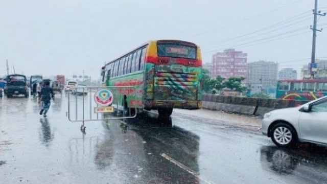 ঢাকায় ঢুকতে দেয়া হচ্ছে না দূরপাল্লার গাড়ি