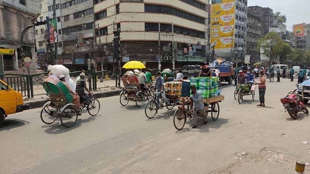 ‘লকডাউনে’ সড়কে চাপ বেড়েছে যানবাহনের