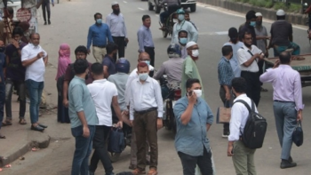 গণপরিবহন বন্ধ থাকায় পথে পথে ভোগান্তি