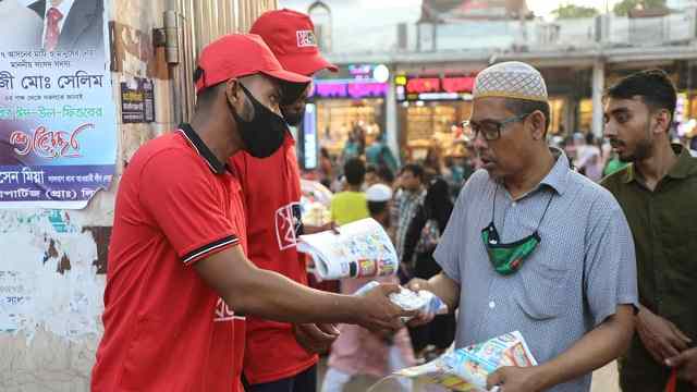 রাস্তায় আটকে পড়া মানুষদের জন্য স্বপ্নের ইফতার