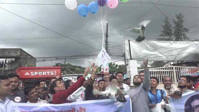 লক্ষ্মীপুরে বেলুন ও পায়রা উড়িয়ে আনন্দ মিছিল