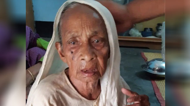 চুয়াডাঙ্গায় ১০২ বছর বয়সী বৃদ্ধা মায়ের ঠিকানা রান্নাঘরে