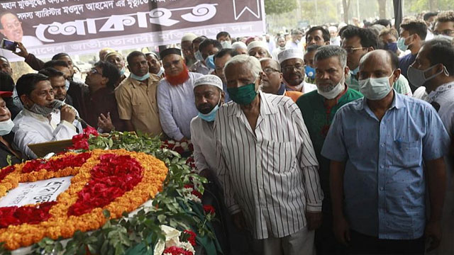 শহীদ মিনারে শ্রদ্ধায় সিক্ত ব্যারিস্টার মওদুদ