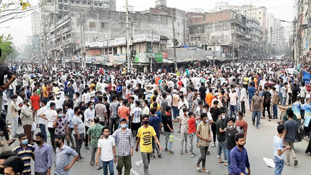 লকডাউনের প্রতিবাদে নিউমার্কেটে ব্যবসায়ীদের রাস্তা অবরোধ