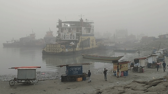 ঘন কুয়াশায় বন্ধ দুই নৌরুটের ফেরি চলাচল