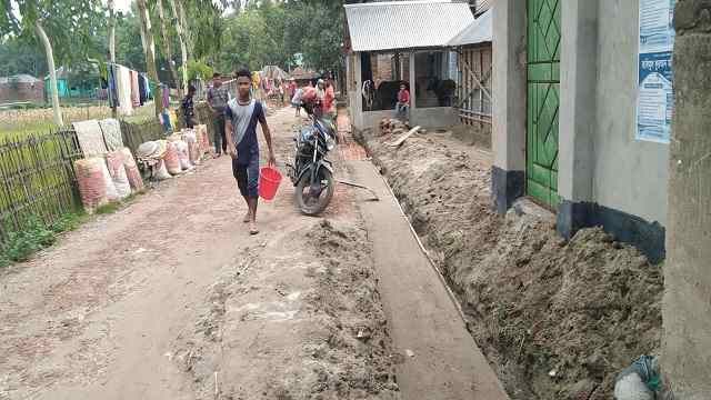 সৈয়দপুরে ড্রেন নির্মাণে নিম্নমানের ইট, এলাকাবাসীর বাধা