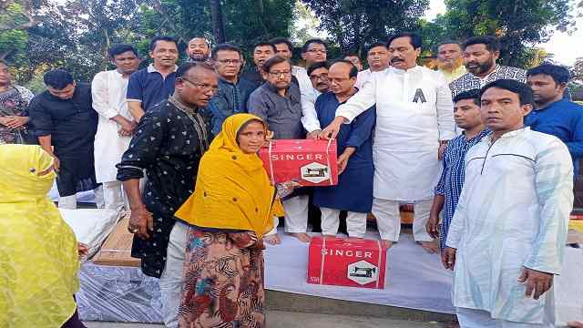 নীলফামারীতে রিকশা-ভ্যান, সেলাই মেশিন ও হুইল চেয়ার বিতরণ