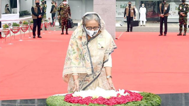 বঙ্গবন্ধুর প্রতিকৃতিতে প্রধানমন্ত্রীর শ্রদ্ধা