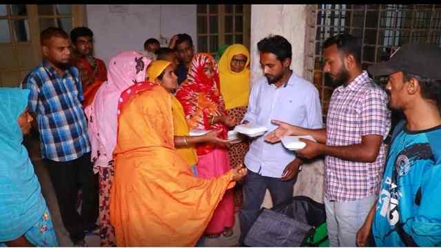 পাবনায় অসহায় ছিন্নমূল মানুষের জন্য প্রতি রাতে সাহরির আয়োজন