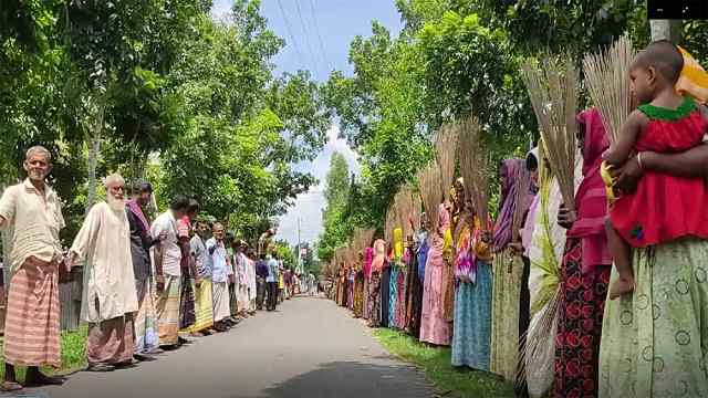 পাবনায় ২ সহোদরকে হত্যার প্রতিবাদে গ্রামবাসী ও স্বজনদের মানববন্ধন, বিক্ষোভ