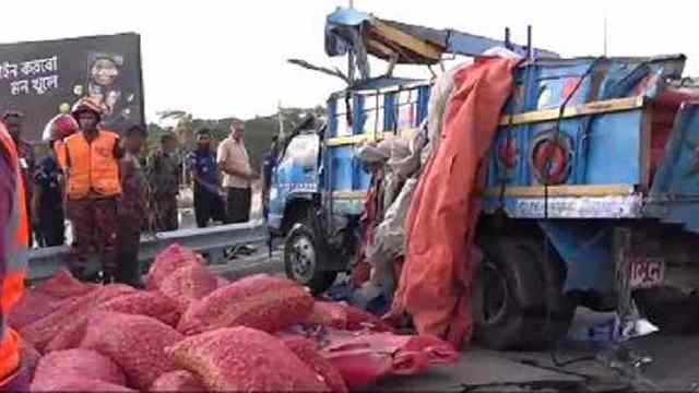 পদ্মা সেতুতে ট্রাক উল্টে আহত ৩