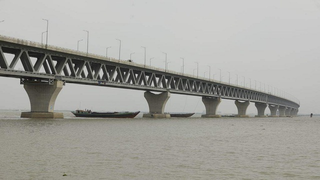 পদ্মা সেতুতে যানবাহন থেকে নেমে ছবি তোলা নিষেধ