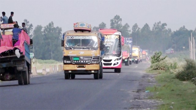 সিরাজগঞ্জ মহাসড়কে থেমে থেমে চলছে গাড়ি