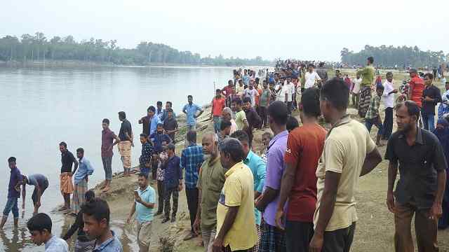 করতোয়ার তীরে মরদেহের অপেক্ষায় স্বজনরা